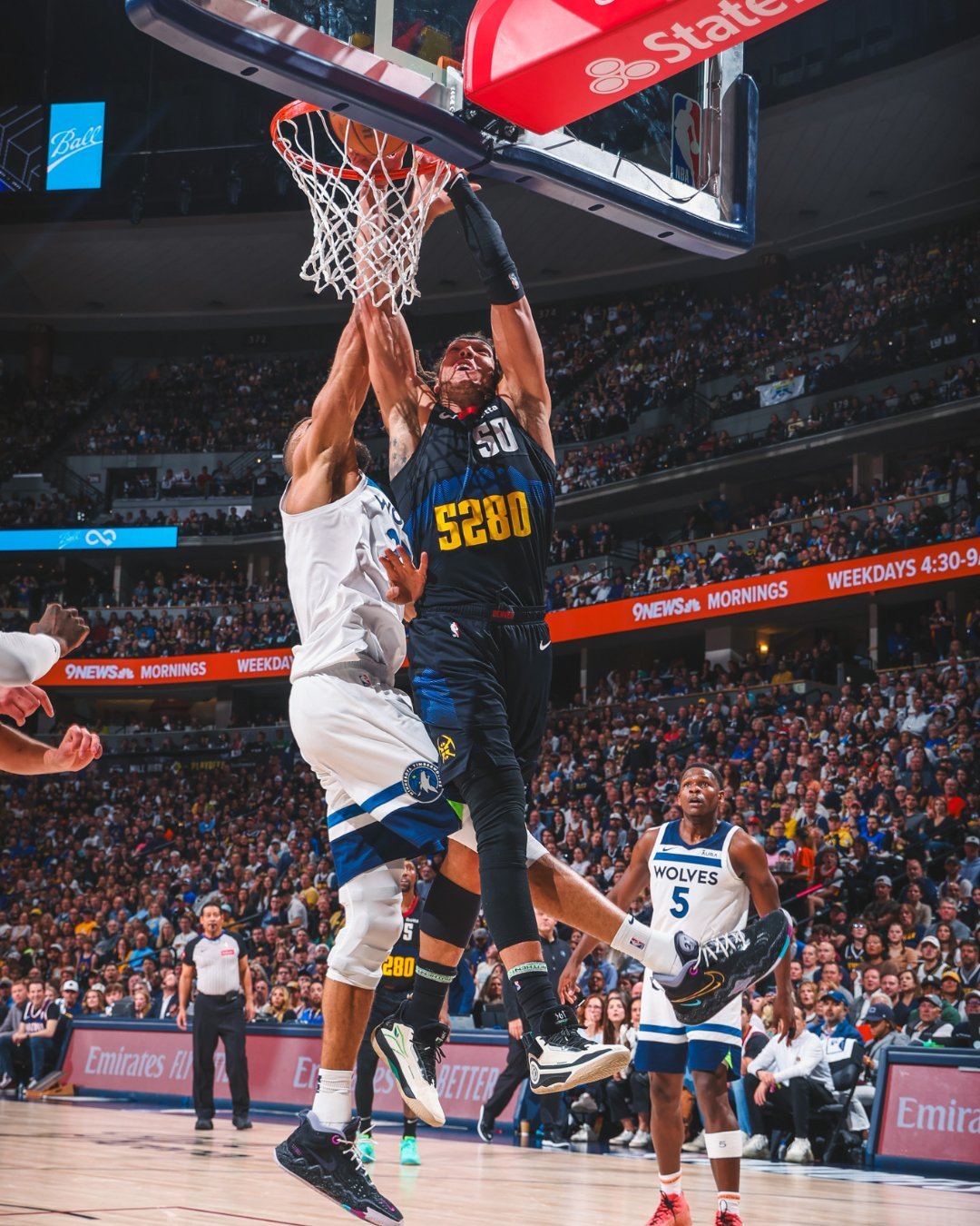 雄鹿轻取掘金，莫兰特高光表现